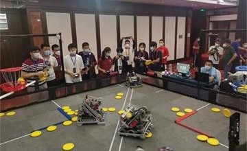 北京市第八十中學(xué)國際部學(xué)生在VEX機器人北京選拔賽中斬獲佳績圖片