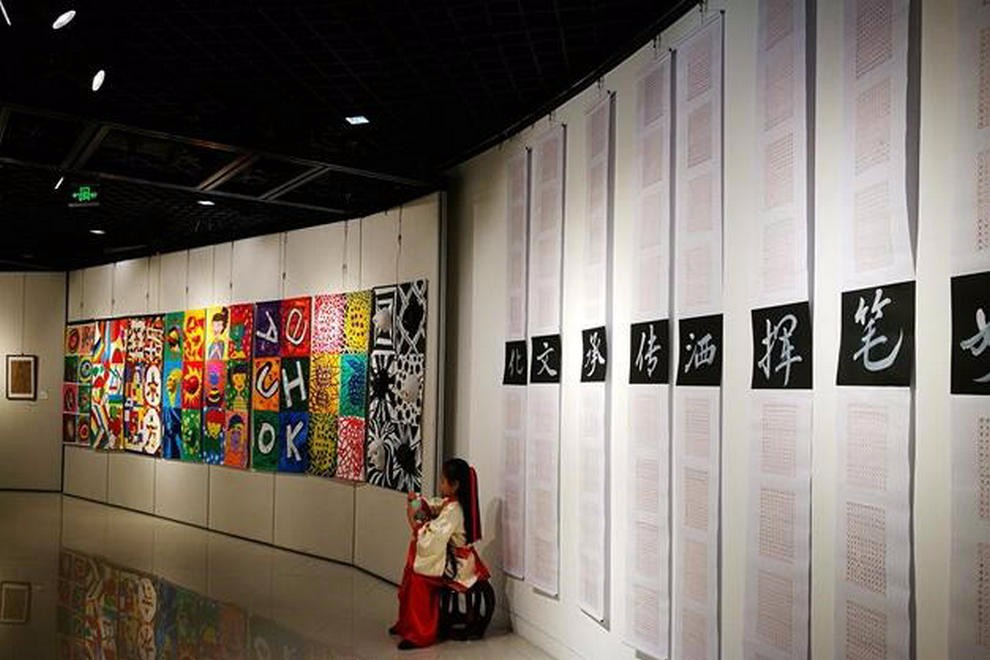 上海外國語大學(xué)西外外國語學(xué)校師生畫展活動圖集
