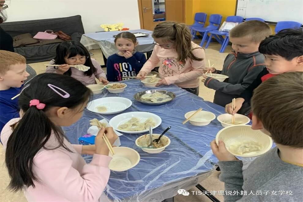 天津思銳外籍人員子女學(xué)校包餃子圖集