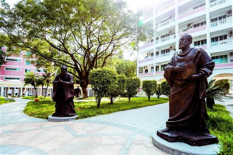 廣州華美中加國際高中雕塑圖集