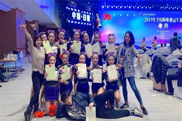 武漢市第六中學(xué)國際部啦啦操隊圖集