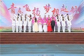 連云港外國(guó)語(yǔ)學(xué)校隆重舉行14歲青春儀式圖片
