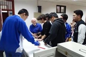 北黑森州青少年科技中心到新亞學(xué)校講座圖片