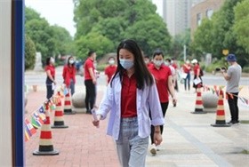 武漢海外學(xué)校中學(xué)部初三復(fù)課開展防疫演練圖片