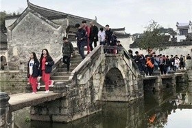 上海外國語大學(xué)西外外國語學(xué)?！榜R頭墻下，低空徽行”活動圖片