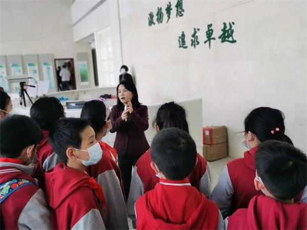 武漢外國語學(xué)校美加分?？萍俭w驗之旅圖片2