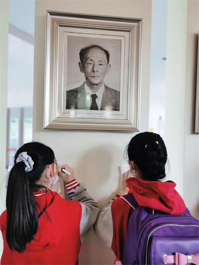 武漢外國語學(xué)校美加分?？萍俭w驗之旅圖片3