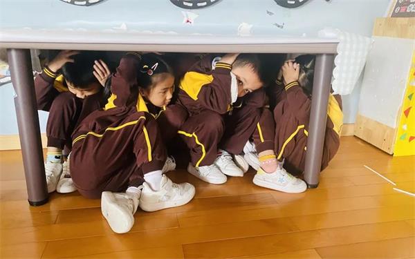 東莞市翰林實(shí)驗(yàn)學(xué)校國(guó)際部幼兒園反恐防暴應(yīng)急演練活動(dòng)圖片6