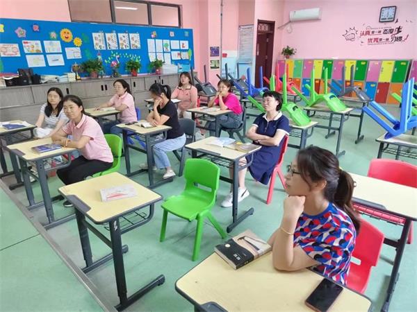 小學(xué)語文組教師讀書沙龍圖片1